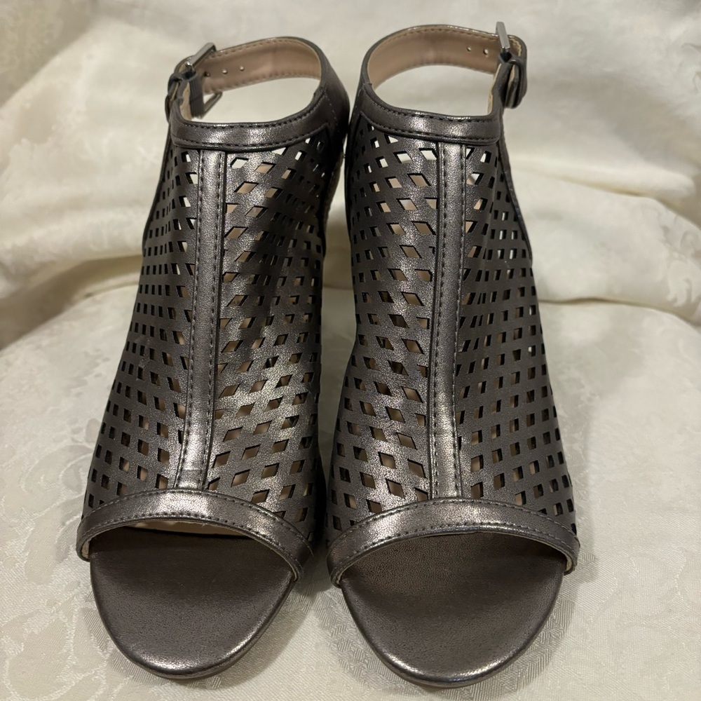 NWOT Liz Claiborne Pewter Sling Back Block Heel, Size 9 - Picture 2 of 12